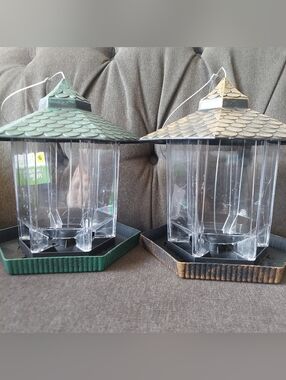 True living Outdoors 2 Plastic Bird Feeders Green+Gold